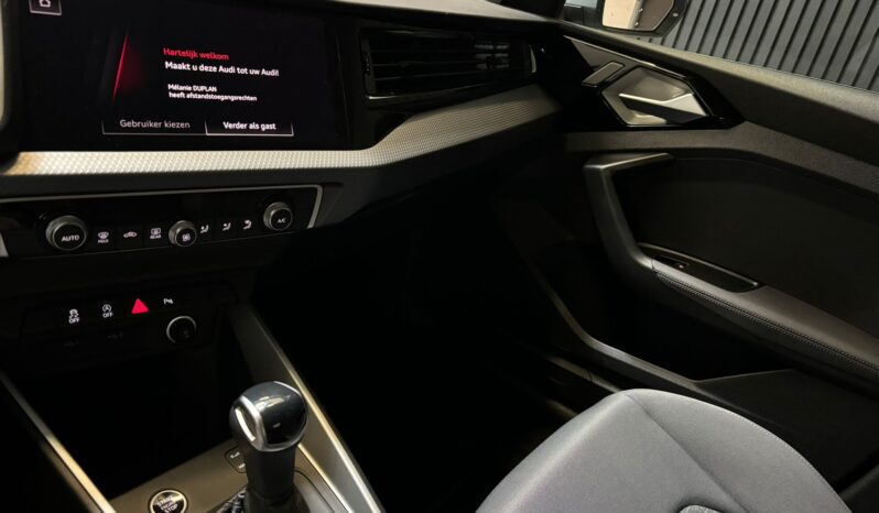 
								Audi A1 Sportback 30 TFSI S edition camera, virtual volledig									