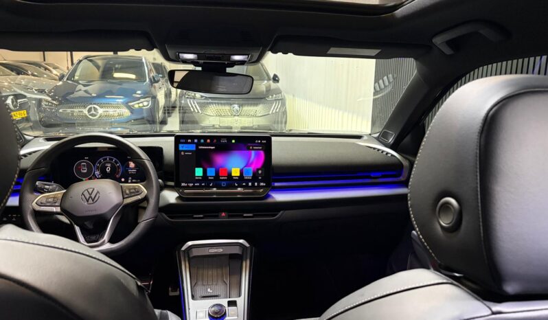 
								Volkswagen T-Roc 1.5 eTsi R-Line bomvol *Pano*H/K*Head-Up*360camera volledig									